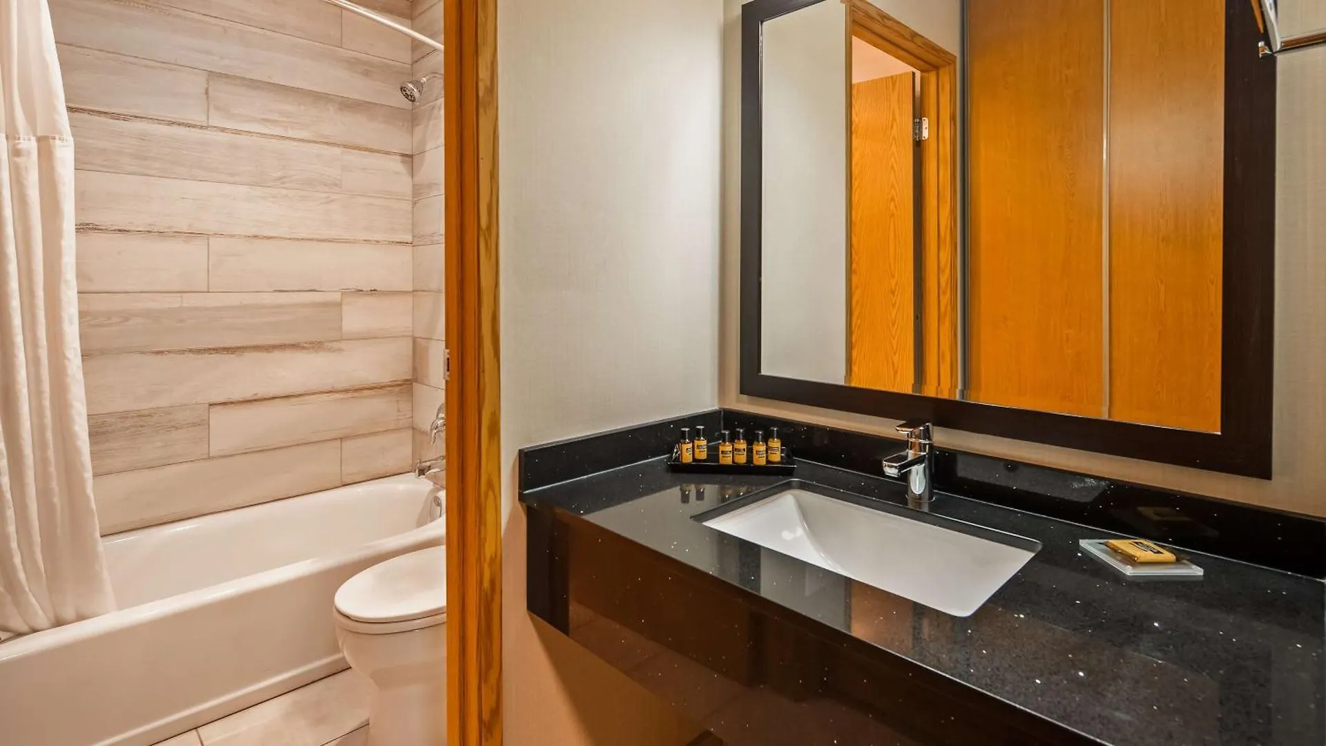 Best Western Plus Country Meadows Inn Aldergrove Hotel